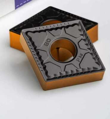 Inserto in carburo CNMG 160412 PM con forma a diamante 80 ° e geometria a tagliente negativo per un controllo stabile del truciolo